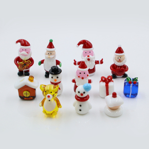 Figurine de Père Noël miniature personnalisée en verre de Murano, artisanat de Noël fait main avec style féerique - Product Image 1