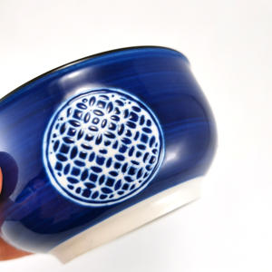 Offre Spéciale logo personnalisé japonais 4.5 <span class=keywords><strong>pouces</strong></span> petit bol de riz en céramique bleue avec bord noir - Product Image 2