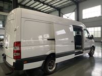Fourgon de livraison à double porte arrière avec protection sous carrosserie pour le réseau de dépôts à l'étranger, la distribution et le restockage des marchés, destiné aux grossistes