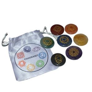 Produits de thérapie de guérison naturelle artisanale en pierre semi-précieuse Ensemble de disques de chakra gravés avec pochette de symbole de chakra de couleur Produits Fengshui de guérison naturelle - Product Image 1
