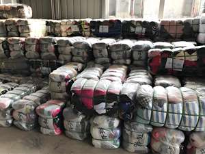 เสื้อยืดแบรนด์เนมมือสองใหม่  รวมเสื้อผ้าผู้ชายและเสื้อผ้าผู้หญิงแบบคละ  บรรจุในกระสอบสำหรับขายส่งจำนวนมาก - Product Image 2