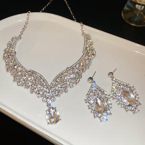 Ensemble de bijoux luxueux pour femmes - collier en diamants avec boucles d'oreilles en diamants - accessoires en gros - Product Image 1