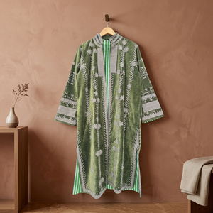 Manteau long en velours vert olive fait main sur mesure, avec des motifs floraux gris et des appliques géométriques sur le bord - Product Image 5