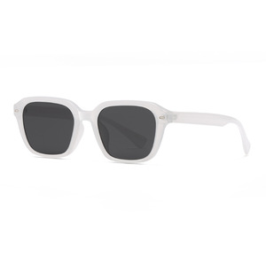 Nouvelles lunettes de soleil rétro de style coréen à petite monture, unisexe, en plastique noir, verres PC, protection UV400, type 3, pare-soleil - Product Image 3