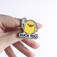 Broche en émail souple personnalisée, motif canard-couteau mignon et amusant, en métal, vente en gros, stock en vrac, sans MOQ, pour sacs à dos et chapeaux