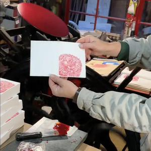 Biglietto di Auguri Pieghevole con Stampa Tipografica 'Dahlia e Ape', Biglietti di Ringraziamento Personalizzati Fatti a Mano su Cartoncino Bianco in Cotone - Product Image 4