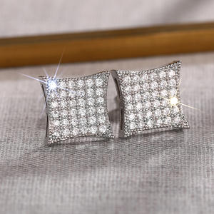 Orecchini a Perno con Fiore in Oro Bianco e Cristalli, Gioielli Classici da Donna per Uso Quotidiano - Product Image 5