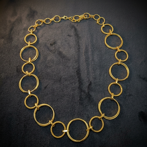 SOUMYA CREATIONS Colliers circulaires unisexes en laiton plaqué or faits à la main, design élégant et unique, longueur 18 pouces - Product Image 1