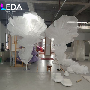 Instalación artística de flores gigantes de organza blanca de seda, hechas a mano y personalizadas por LEDA Luxury, para telón de fondo de bodas, eventos y fiestas. - Product Image 3