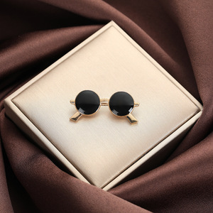 Mini broche lunettes de soleil en alliage plaqué noir, accessoire de mode unisexe, collection Printemps 2024 - Product Image 4