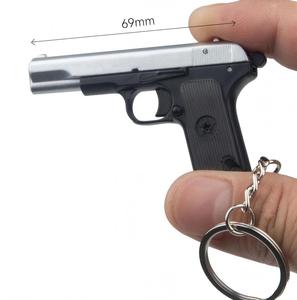Porte-clés <span class=keywords><strong>pistolet</strong></span> miniature <span class=keywords><strong>Tokarev</strong></span> TT 33 en métal et plastique, 69 mm, à bord arrondi sans tranchant, avec anneau métallique pour sac à dos - Product Image 3