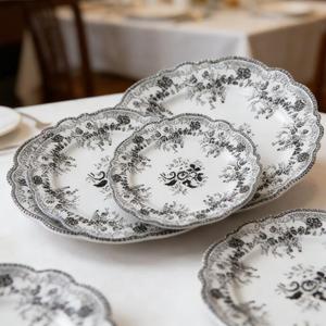 Surtido de Platos de Porcelana Elegantes con Escenas Florales Artísticas en Verde para Arreglos de Mesa de Boda con Espíritu Libre - Product Image 3