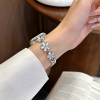 Elegante Correa de Metal con Flores para Reloj, Compatible con Apple Watch 38 40 41 42 44 45 49mm, Correa de Joyería para Mujer