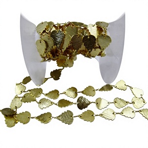 Chaîne de chapelet en forme de feuille : Chaîne de connexion en métal martelé, 10x13mm, vendue au mètre - Product Image 1