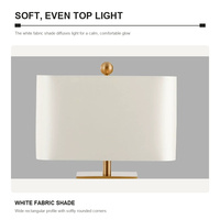 Lampe de table moderne dorée avec panneau en verre texturé transparent et abat-jour en tissu crème pour chambre à coucher, chevet, salon, suite d'hôtel