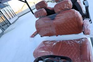 Voiturette de golf blanche longue portée pour 4 passagers avec sièges confortables et port de charge USB pour complexe hôtelier, hôtel et communauté - Product Image 5