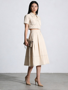 Ensemble jupe et chemise OUDINA décontracté pour femme : chemise courte brodée en dentelle et jupe longue plissée – Nouvelle collection tendance - Product Image 2