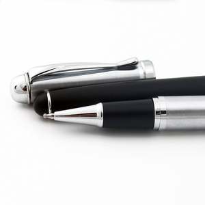 Bolígrafo de Gel con Rodillo de Fibra de Carbono Negro Resistente con Logotipo Personalizado, Tinta Azul, Ancho de Escritura de 0.5 mm, Material Metálico Duradero - Product Image 4