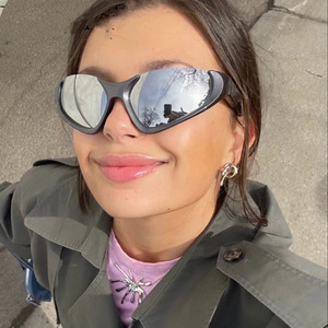 แว่นกันแดดทรงโค้งสุดเท่ห์ แฟชั่นล้ำสมัย เหมาะสำหรับถ่ายภาพสตรีท สำหรับผู้ชายและผู้หญิง - Product Image 4