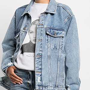 Blouson de camionneur <span class=keywords><strong>en</strong></span> <span class=keywords><strong>jean</strong></span> pour <span class=keywords><strong>femme</strong></span> personnalisé bleu clair surdimensionné lavage lourd détruit bouton manches longues Streetwear automne hiver - Product Image 4