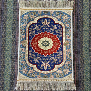 Tapis de prière portable en soie glacée antidérapant et lavable pour le Hajj, idéal pour l'avion et la maison – Articles ethniques musulmans - Product Image 5