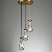 Lustre moderne de luxe à 3 lumières en verre en forme de goutte d'eau avec plafonnier rond en laiton brossé, luminaire suspendu LED