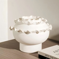 Vase en céramique fait main avec des détails floraux façonnés à la main, ornement décoratif créatif unique