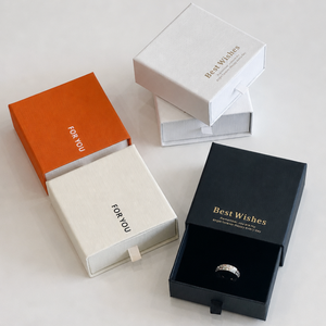 Boîte à bijoux en carton écologique personnalisée par le fabricant avec logo estampé à chaud pour l'emballage de bagues, colliers, boucles d'oreilles, mariage - Product Image 1