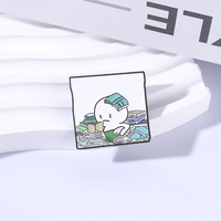 Broche en émail « Étanche aux livres » : Figurine de dessin animé mignonne et simple, blanche, entourée de livres empilés – Bijou de revers, cadeau
