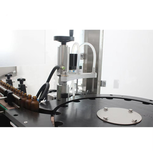 Machine de remplissage et de bouchage entièrement automatique pour flacons ronds en plastique et en verre de 10 ml et 30 ml, pour huiles essentielles et eau, petit volume - Product Image 4