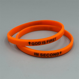 Braccialetto in Silicone con Incisione 'GOD IS FIRST IM SECOND' da 6mm, Pronto per la Spedizione - Product Image 3