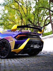 Voiture de course homologuée Huracan <span class=keywords><strong>STO</strong></span> d'occasion, kit aérodynamique entièrement en carbone, peinture personnalisée violet-jaune, faible kilométrage, côté gauche. - Product Image 4