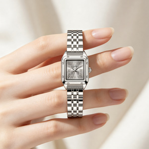 Reloj de pulsera para mujer con esfera cuadrada de números romanos retro, correa de acero, reloj de cuarzo de lujo para negocios, elegante y versátil. - Product Image 4