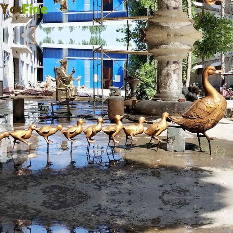 Patos de jardín de bronce de tamaño real con estatuas de pato de bebé