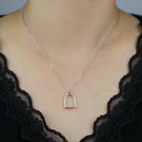 Nouveauté Collier pendentif étrier en forme de fer à cheval pour femme, bijou tendance en forme de sabot de cheval