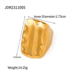 Bague en acier inoxydable en gros avec motif Grande Muraille ajouré et incrustation de diamants, bijoux haut de gamme de niche, bague de couple - Product Image 6