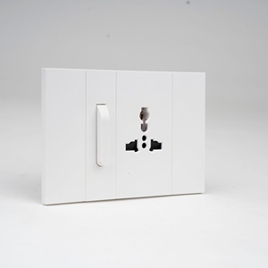 Interruptor de Pared Estándar Estadounidense, Enchufe de Dos Tonos en Contraste, Acabado Dorado Champán, Línea Delgada, KLASS Luxury Home Sourcing - Product Image 3
