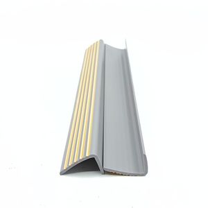 Profilé de nez de marche en <span class=keywords><strong>PVC</strong></span> en forme de L, antidérapant, résistant à la chaleur, auto-adhésif, de protection, extrudé et découpé, personnalisé par le fabricant - Product Image 1