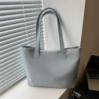 Tas Selempang Wanita Bahan Nylon Kasual Dua Pegangan Resleting Desain Sederhana Serbaguna untuk Perjalanan, Kantor, dan Acara Santai