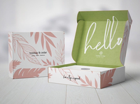 Boîtes d'expédition en papier kraft blanc avec pelliculage mat et gaufrage, emballage recyclable pour chaussures et vêtements