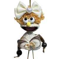 Porte-clés poupée en bois naturel artisanal unique, motif capsule de graines, avec cheveux bouclés et robe tricotée, accessoire de sac décoratif, anti-stress sonore