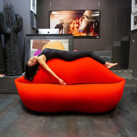 Nordic Creative Red Lip Kiss Shaped Sofa Designer Stoff für Beauty Salon Freizeit Gebogene Rezeption Wohnzimmer Warte couch