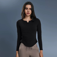 T-shirt de yoga respirant avec soutien-gorge intégré, col en V, manches longues, froncé, amincissant, avec logo frontal, pour l'entraînement