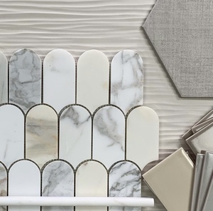 กระเบื้องหินอ่อนกลมขัดเงา Calacatta Gold ขนาด 10 มม. และกระเบื้องโมเสคสีทอง - โมเสคห้องน้ำสไตล์โมเดิร์น - Product Image 1