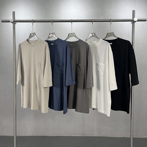 T-shirt à manches courtes en coton pur tricoté 215g, coupe oversize, finition lisse, cinq boutons, avec poche au col - Product Image 1