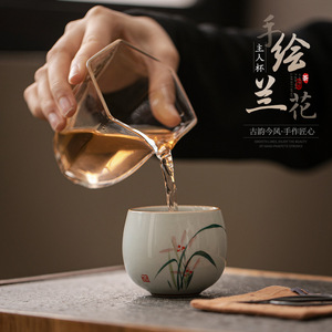 Taza de té de orquídeas pintada a mano, taza maestra de cerámica para ceremonia del té, estilo tradicional chino - Product Image 1