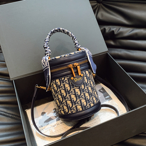Sac seau pour femme modèle 2025 en PU. Sac à main élégant et luxueux. Fabriqué en matériau PU. - Product Image 5