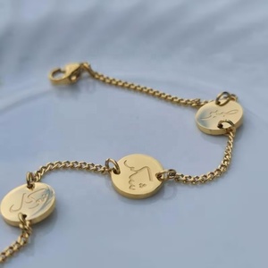 Pulsera Islámica Árabe Personalizada al por Mayor, de Acero Inoxidable, con la Frase 'Sabr Shukar Tawakal' (Paciencia, Gratitud y Confianza), Chapada en Oro - Product Image 2