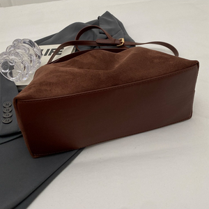 Bolso de Hombro Versátil de Alta Gama en Ante Sintético Mate, Novedad 2025, un Accesorio Retro Chic para Otoño Invierno - Product Image 3