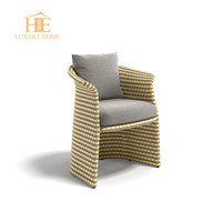 Fauteuil en rotin élégant et luxueux pour l'extérieur, idéal pour les jardins, confortable et imperméable, parfait pour les repas dans les restaurants de plage, les patios et les hôtels.